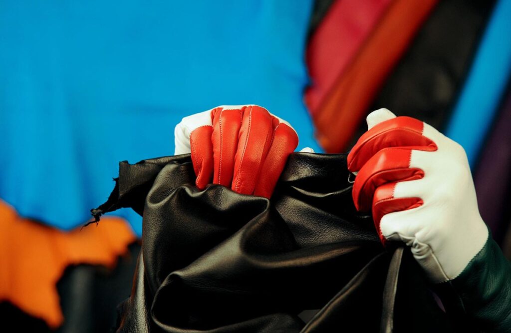 The art of gloves in Naples: history, tradition and curiosity.